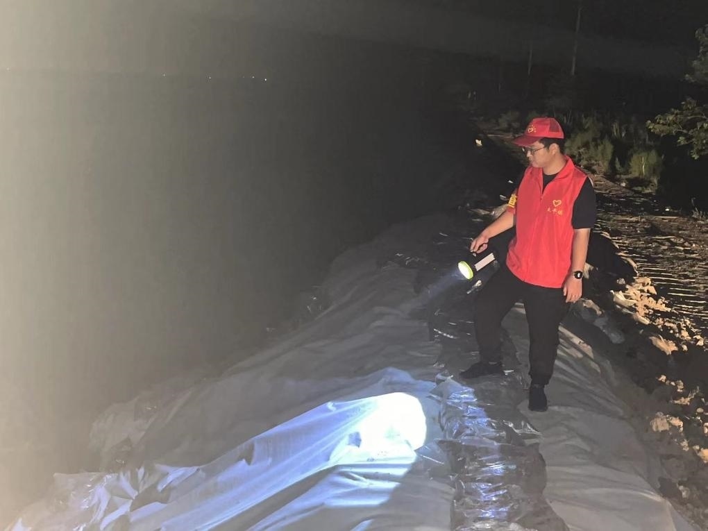 太平鎮(zhèn)干部晚上巡查南小埝。（采訪對象供圖）