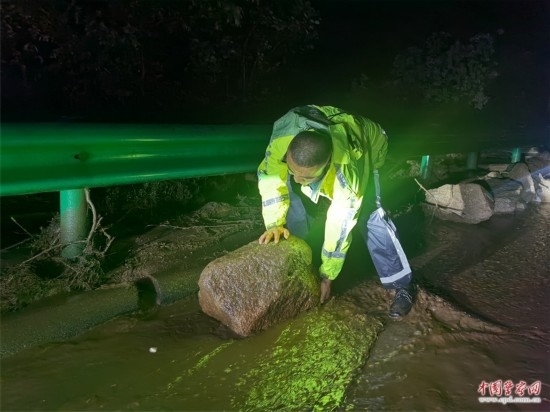 7月31日，張涿高速，高速交警涿鹿大隊(duì)民警清理山體滑坡路面落石。
