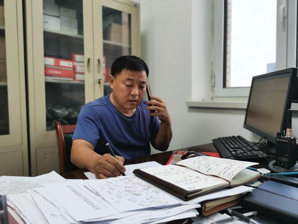 曾田榮正在辦公室內(nèi)工作。新華社記者 孫凡越 攝