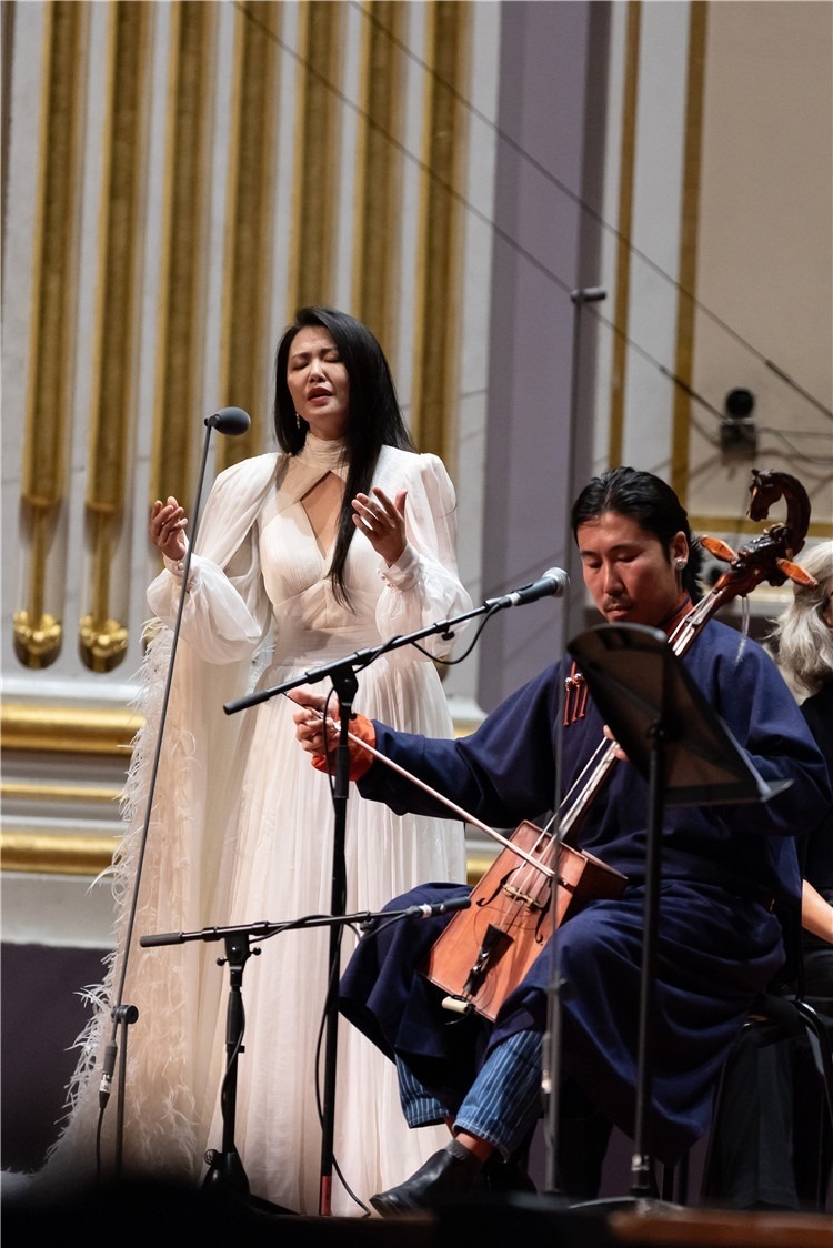 圖片說明： 8月5日，2023愛丁堡國際藝術(shù)節(jié)開幕式音樂會《慈悲頌》的演出現(xiàn)場。藝術(shù)節(jié)組委會供圖