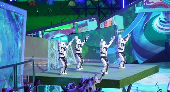 圖5：熊貓機(jī)器人在大運(yùn)會閉幕式升降舞臺上表演