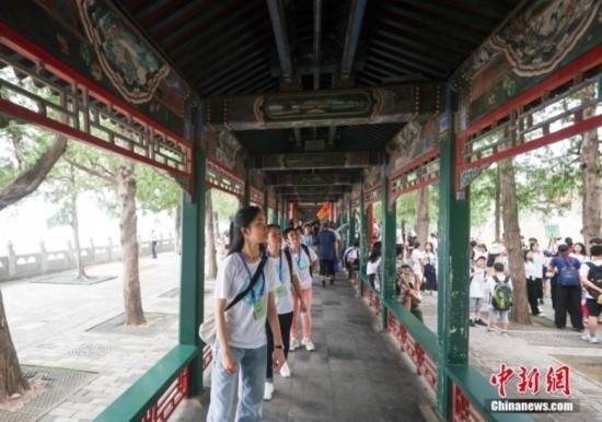 圖為學(xué)員們游覽長廊。<a target='_blank' href='/'><p align=