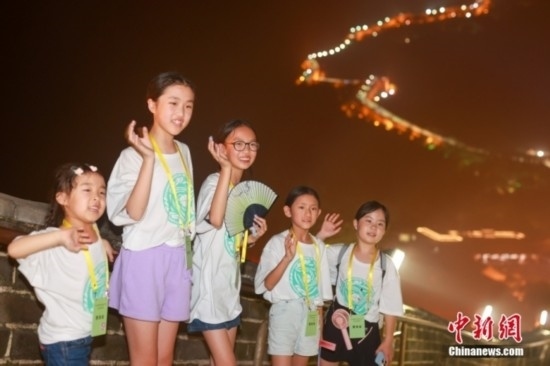 8月9日晚，2023海外華裔青少年夏季研學(xué)營的學(xué)員們夜游八達(dá)嶺長城。圖為學(xué)員們在長城上拍照。<a target='_blank' href='/'><p align=
