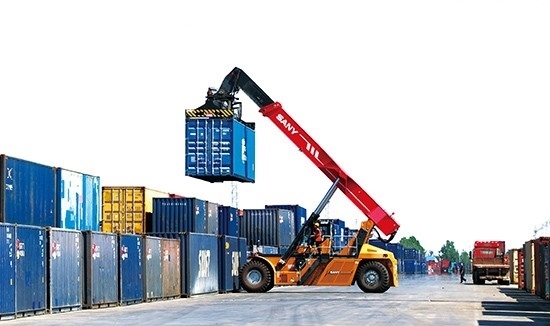 石家莊國際陸港內(nèi)整裝待發(fā)的集裝箱。 石家莊國際陸港供圖