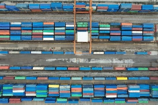 在廣州東部公鐵聯(lián)運(yùn)樞紐（增城西站），工作人員在進(jìn)行集裝箱轉(zhuǎn)運(yùn)工作。廣州交通投資集團(tuán)有限公司供圖