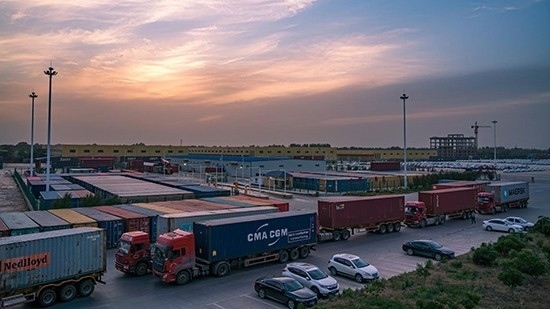 石家莊國際陸港內(nèi)整裝待發(fā)的集裝箱。 石家莊國際陸港供圖