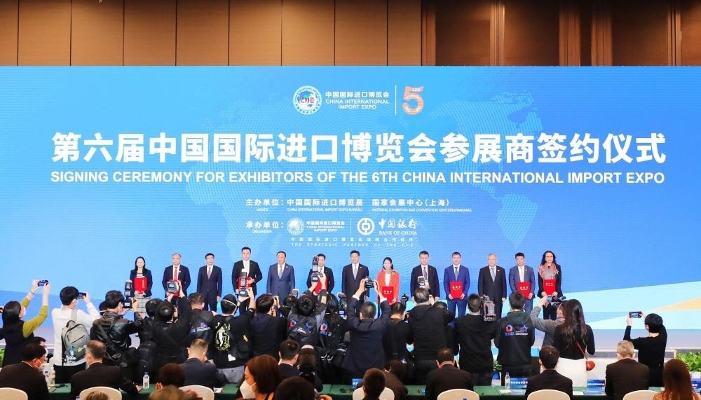 2022年11月6日，2022年中國(guó)國(guó)際進(jìn)口博覽會(huì)參展商聯(lián)盟大會(huì)在上海舉行。這是在大會(huì)期間進(jìn)行的第六屆進(jìn)博會(huì)參展商簽約儀式。新華社記者 方喆 攝