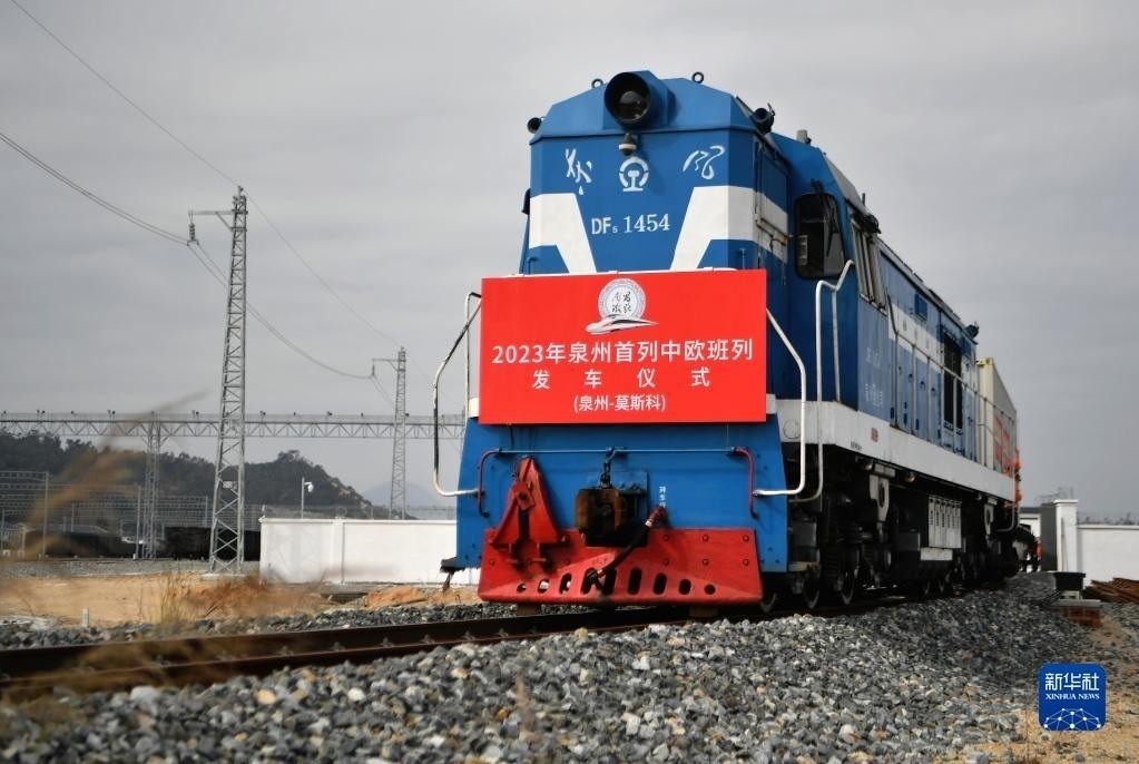 2月3日，中歐班列駛出興泉鐵路黃塘站。當(dāng)日，滿載著55個集裝箱的中歐班列，從位于福建泉州惠安縣的興泉鐵路黃塘站駛出。這是泉州今年開出的首趟中歐班列，也是興泉鐵路開通后的首趟泉州中歐班列。據(jù)了解，此次班列裝載產(chǎn)品主要來自泉州進出口企業(yè)，貨重601.4噸，貨值約262.5萬美元。新華社記者 魏培全 攝