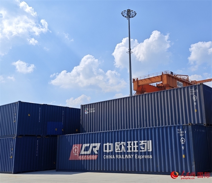 8月3日，中歐班列（中豫號）集裝箱在鄭州車站海關等候查驗。人民網(wǎng) 崔譯戈攝