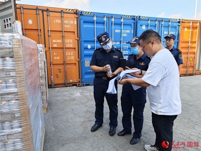 8月3日，鄭州車站海關工作人員在查驗報關貨物。人民網(wǎng) 崔譯戈攝