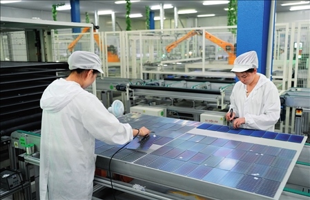在浙江省臺州市黃巖區(qū)省級專精特新“小巨人”企業(yè)浙江公元新能源科技股份有限公司，工作人員生產(chǎn)太陽能電池組（2023年8月9日攝）。翁忻旸攝/本刊