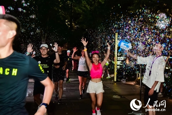 運動愛好者參加上海外灘楓徑NIKE熒光跑。圖片由BFC外灘金融中心提供