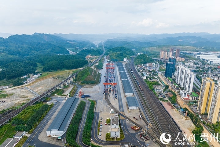 航拍貴陽國際陸港。人民網(wǎng)記者 涂敏攝