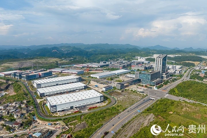航拍貴陽綜保區(qū)。人民網(wǎng)記者 涂敏攝