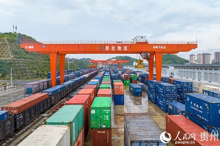 裝滿貨物的集裝箱整齊排列在貴陽國際陸港。人民網(wǎng)記者 涂敏攝