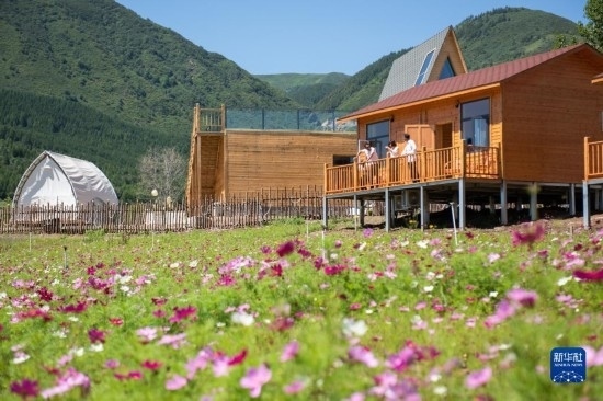 8月12日，游客在寧夏固原市涇源縣大灣鄉(xiāng)楊嶺村的民宿聊天。新華社記者 李旭倫 攝