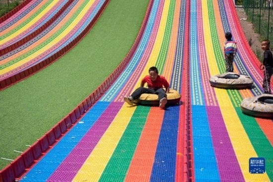 8月12日，小朋友在寧夏固原市涇源縣大灣鄉(xiāng)楊嶺村玩耍。新華社記者 李旭倫 攝