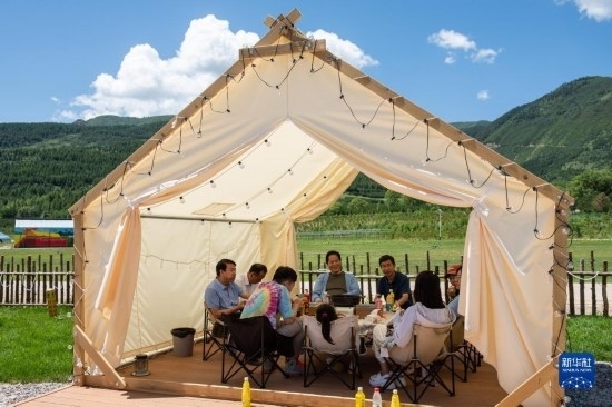 8月12日，游客在寧夏固原市涇源縣大灣鄉(xiāng)楊嶺村品嘗當(dāng)?shù)孛朗?。新華社記者 李旭倫 攝