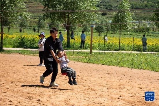 8月12日，游客在寧夏固原市涇源縣大灣鄉(xiāng)楊嶺村玩耍。新華社記者 李旭倫 攝