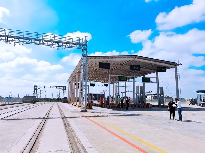 中歐班列（沈陽(yáng)）集結(jié)中心貨運(yùn)通道。人民網(wǎng)記者 栗翹楚攝