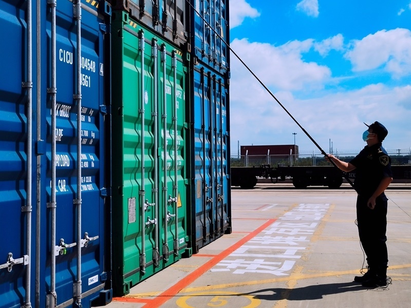 關(guān)員利用工業(yè)內(nèi)窺鏡檢查箱號(hào)、鎖號(hào)、封志情況。人民網(wǎng)記者 栗翹楚攝