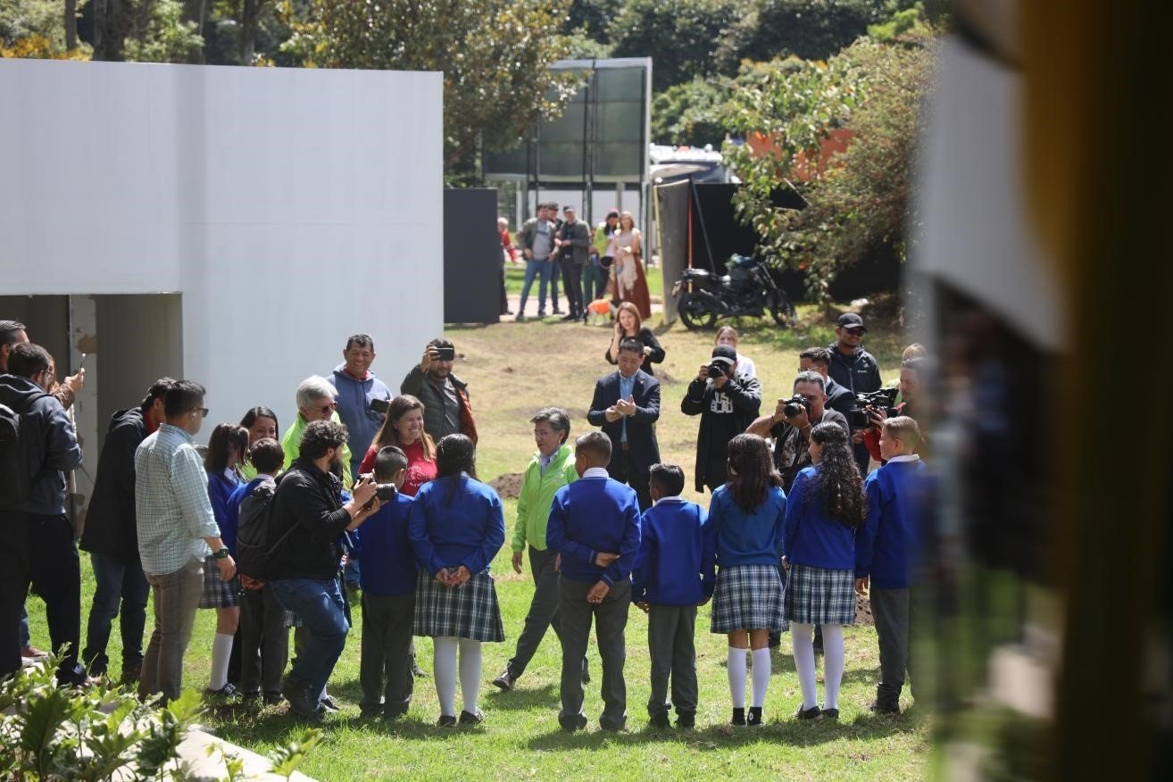 波哥大市長克勞迪婭·洛佩茲與參加活動(dòng)的學(xué)生代表交流。中國港灣波哥大地鐵一號(hào)線項(xiàng)目供圖