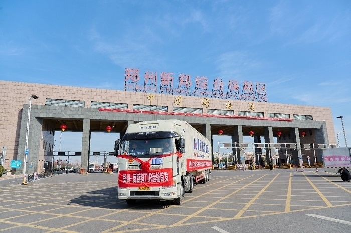 2023年2月20日，鄭州—莫斯科TIR運輸首發(fā)車輛駛出鄭州新鄭綜合保稅區(qū)。新鄭海關(guān)供圖