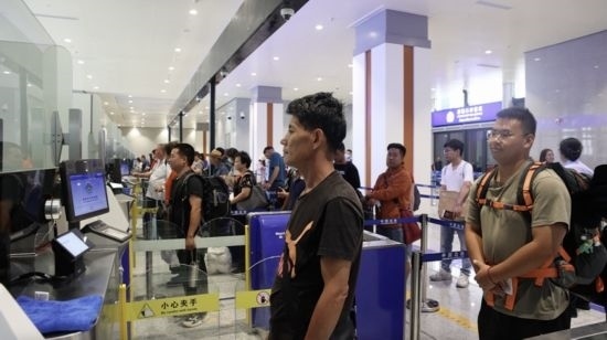 6月13日，乘坐中老鐵路國(guó)際旅客列車的旅客在磨憨邊檢大廳排隊(duì)候檢。李揚(yáng) 攝