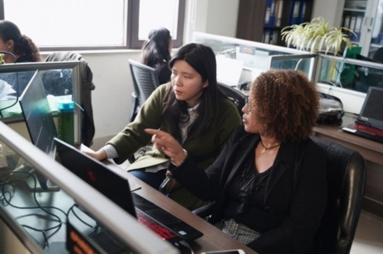 梅德哈妮（右）與中國(guó)同事討論設(shè)計(jì)方案。受訪對(duì)象供圖