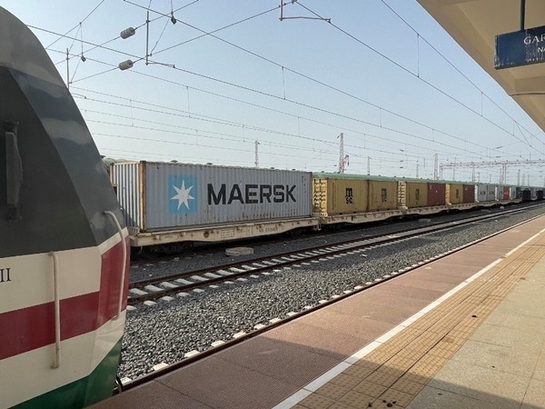 亞吉鐵路吉布提那噶德車站的貨運(yùn)車廂。人民網(wǎng)記者 趙艷紅攝