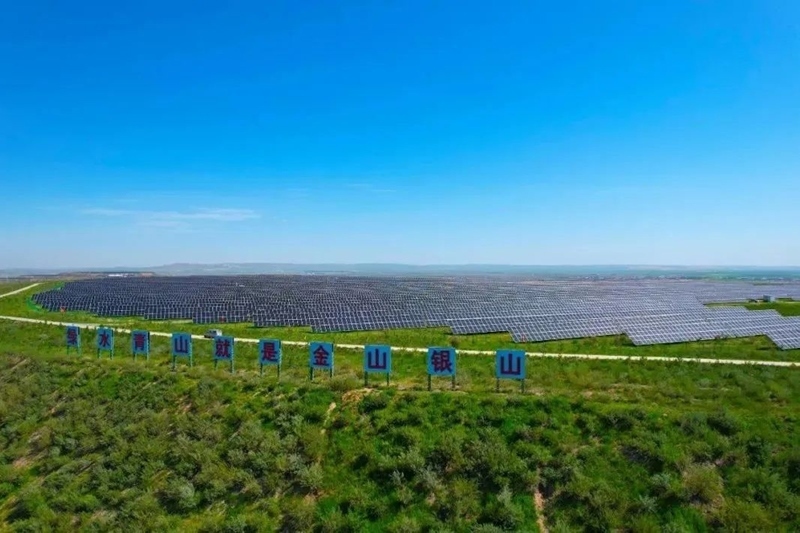 勝利能源露天礦排土場(chǎng)15.3萬(wàn)千瓦光伏電站并網(wǎng)發(fā)電。受訪者供圖