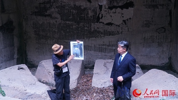 毒氣島歷史研究所事務局長山內(nèi)正之在毒氣儲存遺址為大家介紹日軍發(fā)動毒氣戰(zhàn)的罪證。人民網(wǎng) 蔣曉辰攝