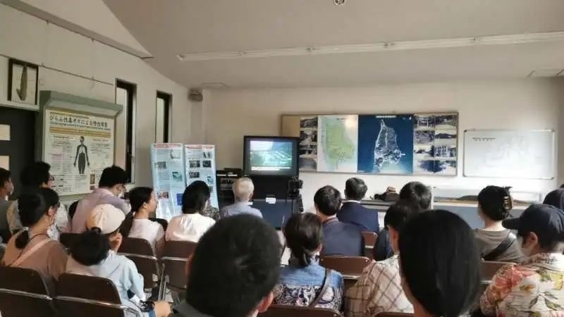 觀看日軍發(fā)動毒氣戰(zhàn)的影像資料。中國駐大阪總領事館供圖