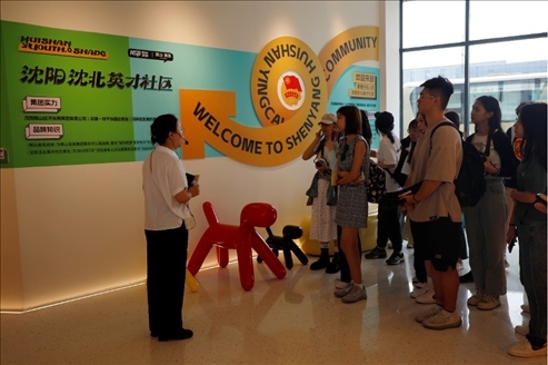 記者團(tuán)在輝山英才社區(qū)采訪。北京外國(guó)語(yǔ)大學(xué) 許青攝