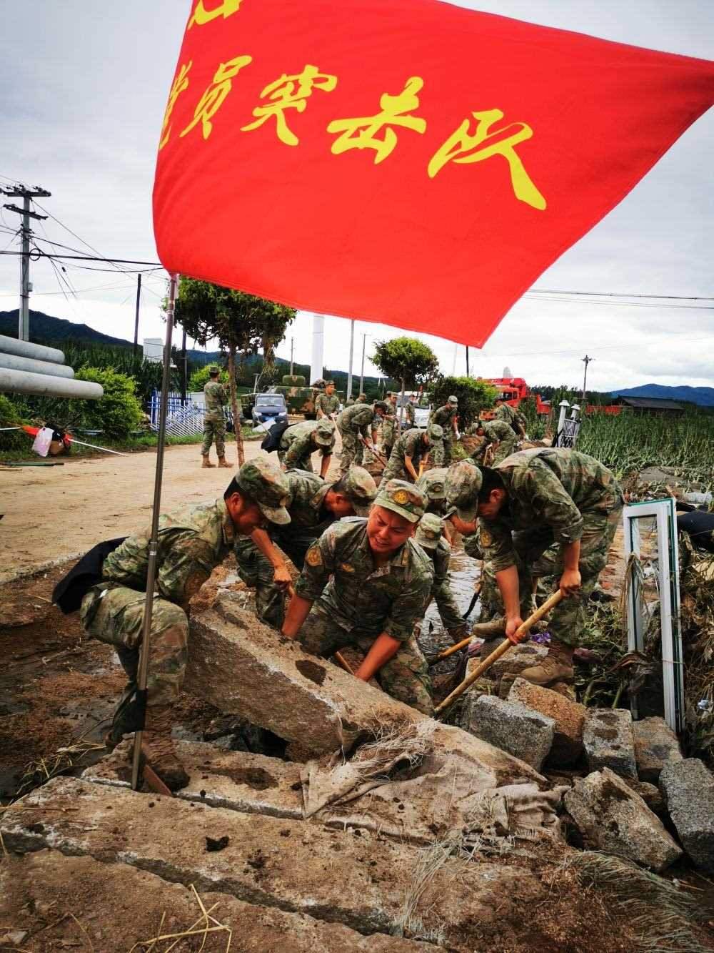 8月7日，陸軍第78集團(tuán)軍某旅組織黨員突擊隊(duì)在吉林舒蘭市七里鄉(xiāng)清理路障。新華社發(fā)（劉洋 攝）