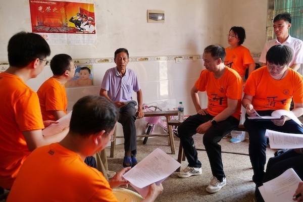 江西上饒“千村調查”分隊于余干縣上西源村入戶調查。校方供圖