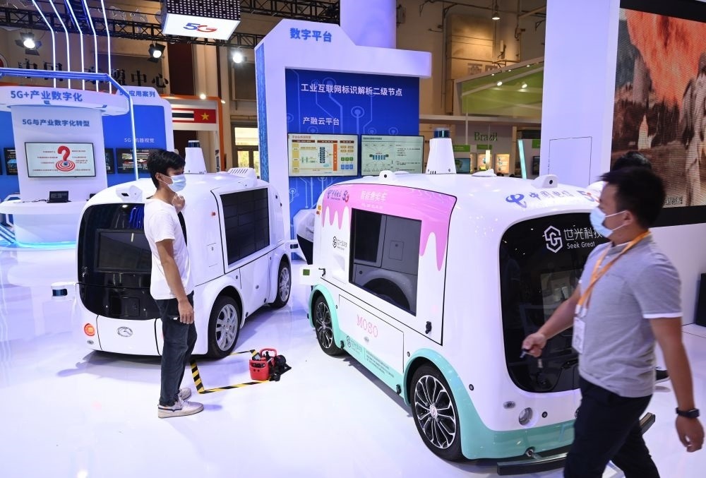 中國(guó)制造的智能汽車模型在2021金磚國(guó)家新工業(yè)革命展現(xiàn)場(chǎng)展出（2021年9月9日攝）。新華社記者 林善傳 攝