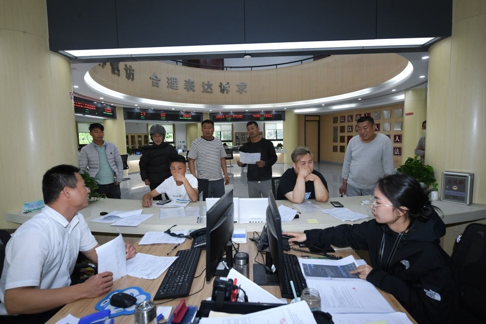 浙江省安吉縣社會(huì)治理中心工作人員在處理群眾信訪訴求（5月8日攝）。新華社記者 翁忻旸 攝