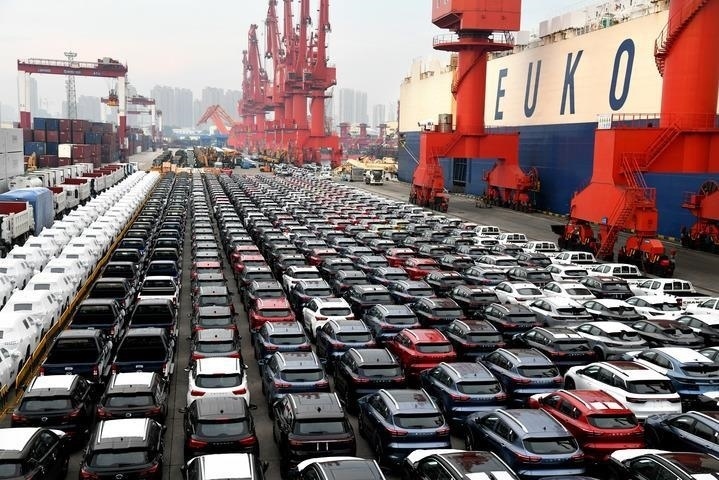 商品車在山東港口青島港大港公司八號(hào)碼頭等候裝船（2022年8月7日）。大型滾裝貨輪“晨聲輪”靠泊山東港口青島港大港公司八號(hào)碼頭，將各類逾1900輛商品車運(yùn)往非洲。新華社記者 李紫恒 攝