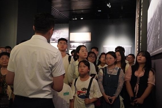 （講解員為記者團同學們講述歷史。北京舞蹈學院 全峻汐攝