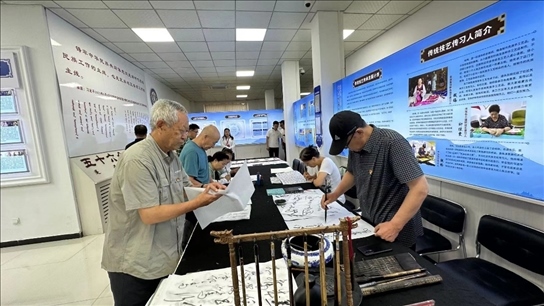 臨潢家園社區(qū)居民在書法練習(xí)室練習(xí)書法。人民網(wǎng)記者 金洪花攝