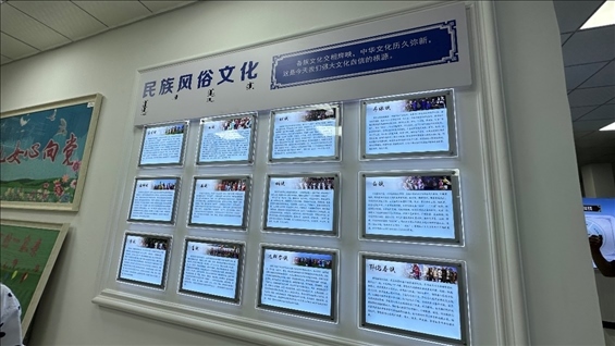 社區(qū)服務(wù)中心內(nèi)民族風(fēng)俗文化墻。人民網(wǎng)記者 金洪花攝