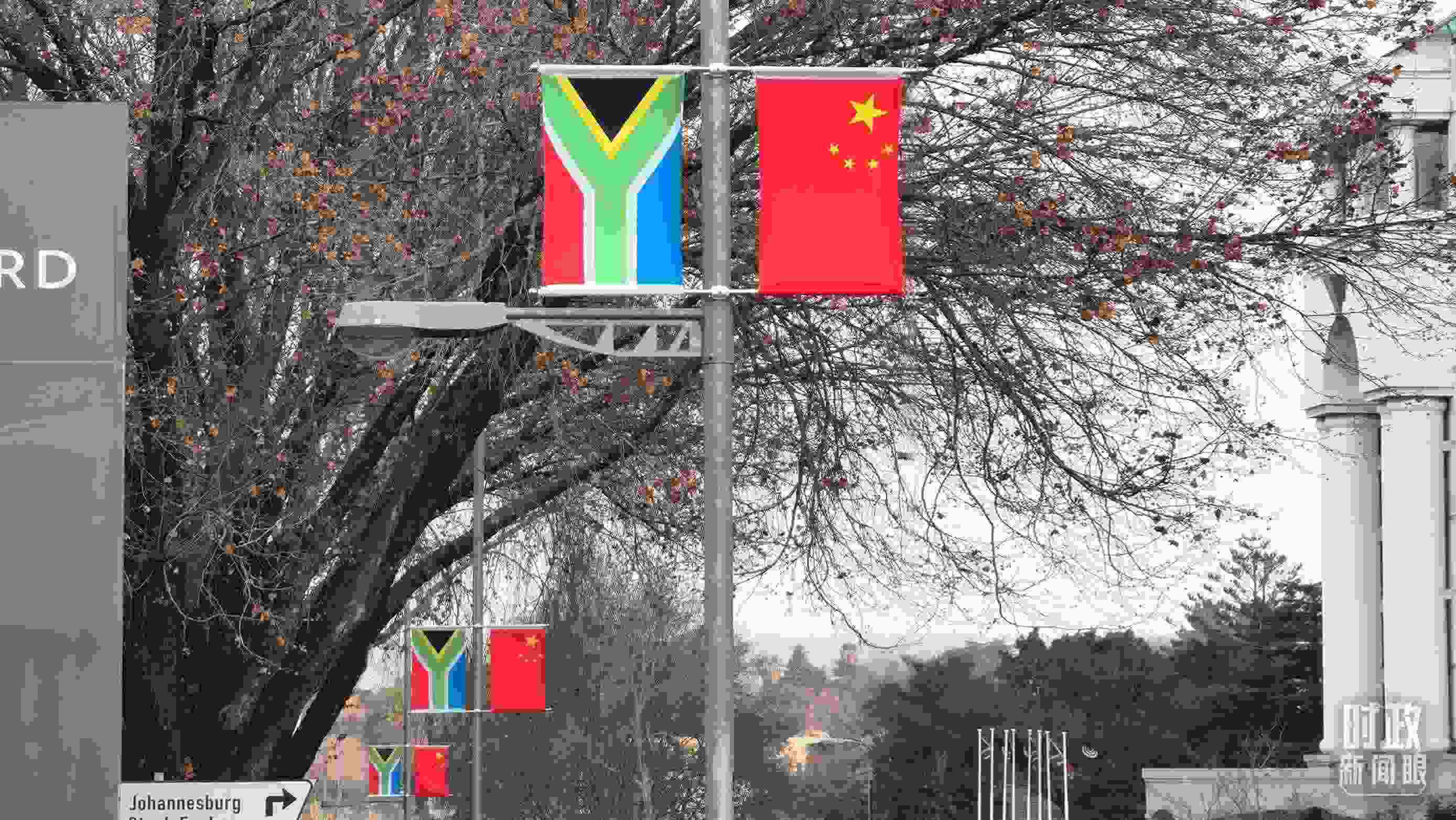 △約翰內(nèi)斯堡，街頭懸掛著中南兩國國旗。（總臺(tái)央視記者韓銳拍攝）