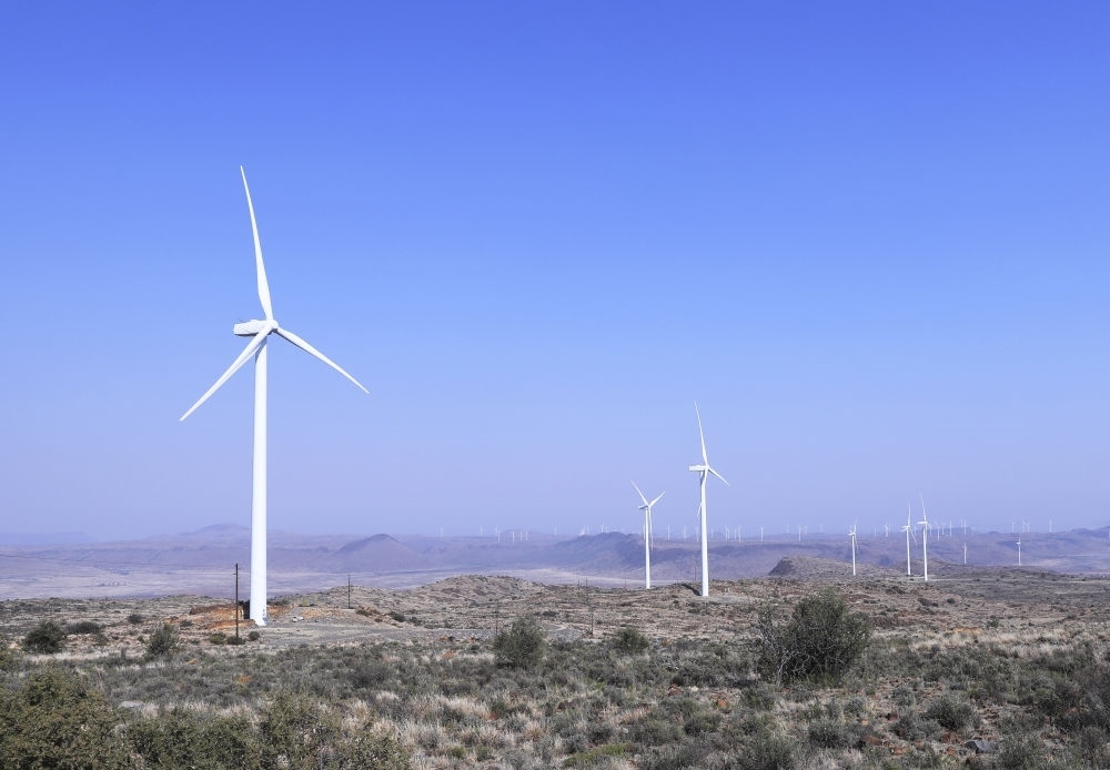 這是在南非北開普省德阿鎮(zhèn)拍攝的德阿風(fēng)電項目風(fēng)機（2023年8月10日攝）。由中國龍源電力集團南非公司運營的德阿風(fēng)電項目每年發(fā)電量超過7.5億千瓦時，相當(dāng)于節(jié)約20多萬噸標(biāo)準煤，減排二氧化碳約70萬噸。