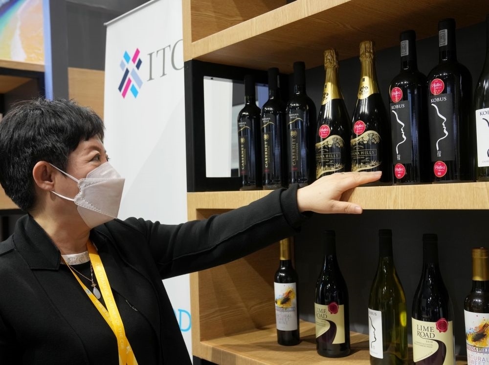 這是在中國上海舉行的第五屆進博會上拍攝的來自南非的葡萄酒（2022年11月7日攝）。