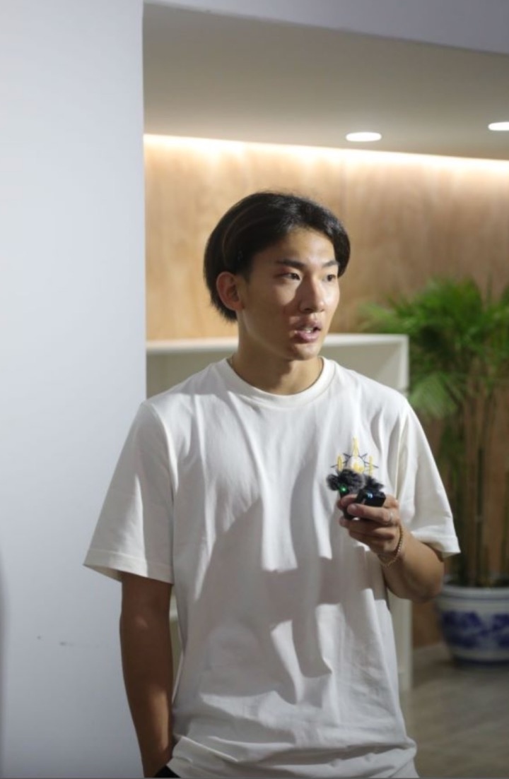 蘇翊鳴接受媒體采訪。