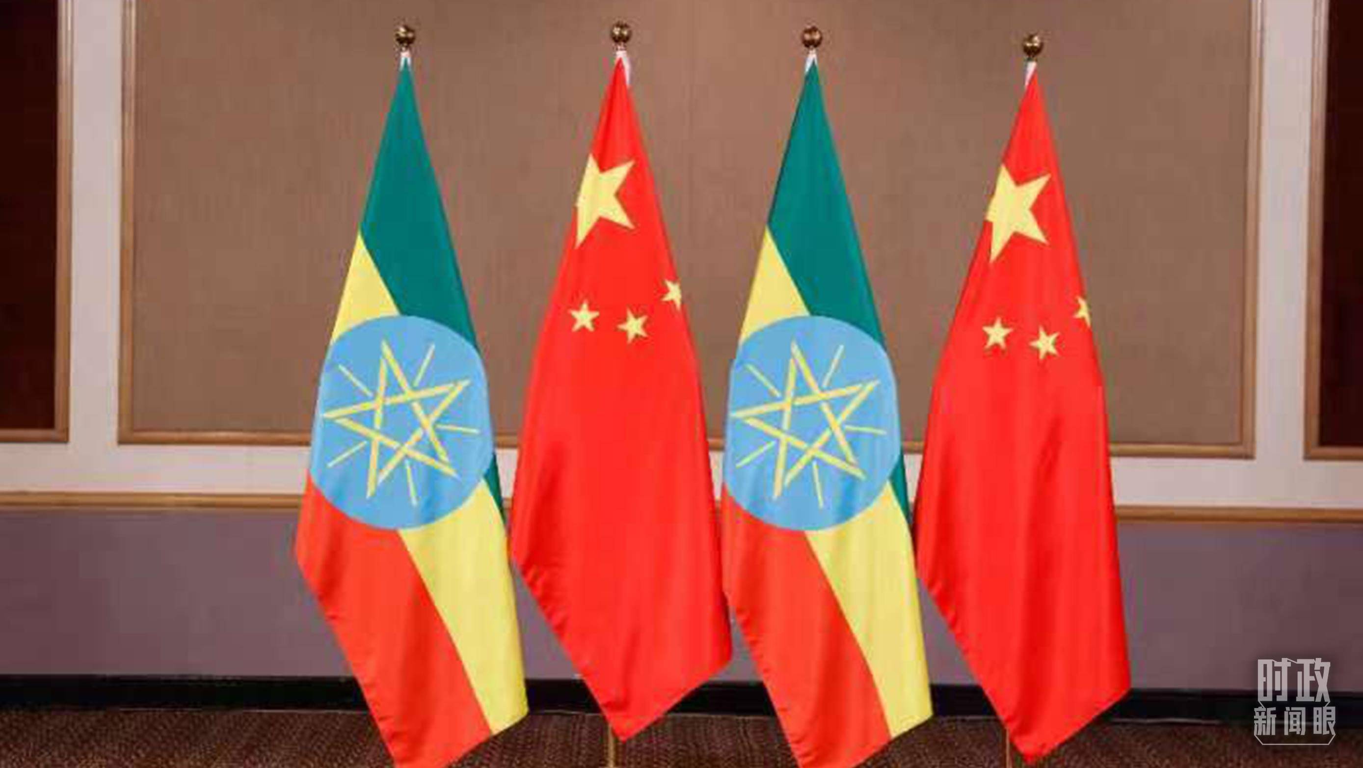 △會見現(xiàn)場的中國、埃塞兩國國旗。（總臺央視記者耿小龍拍攝）