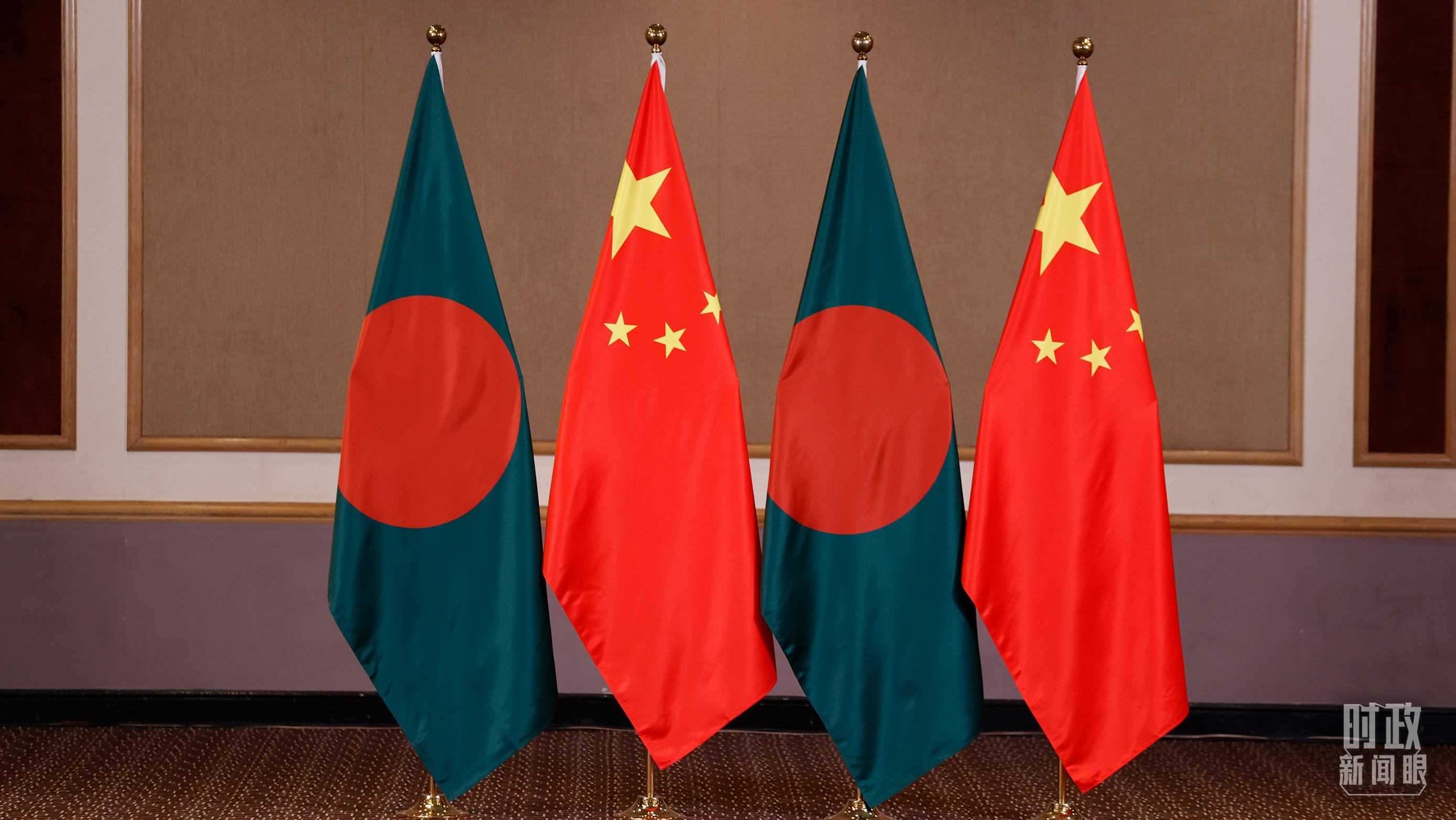 △會見現(xiàn)場的中孟兩國國旗。（總臺央視記者耿小龍拍攝）