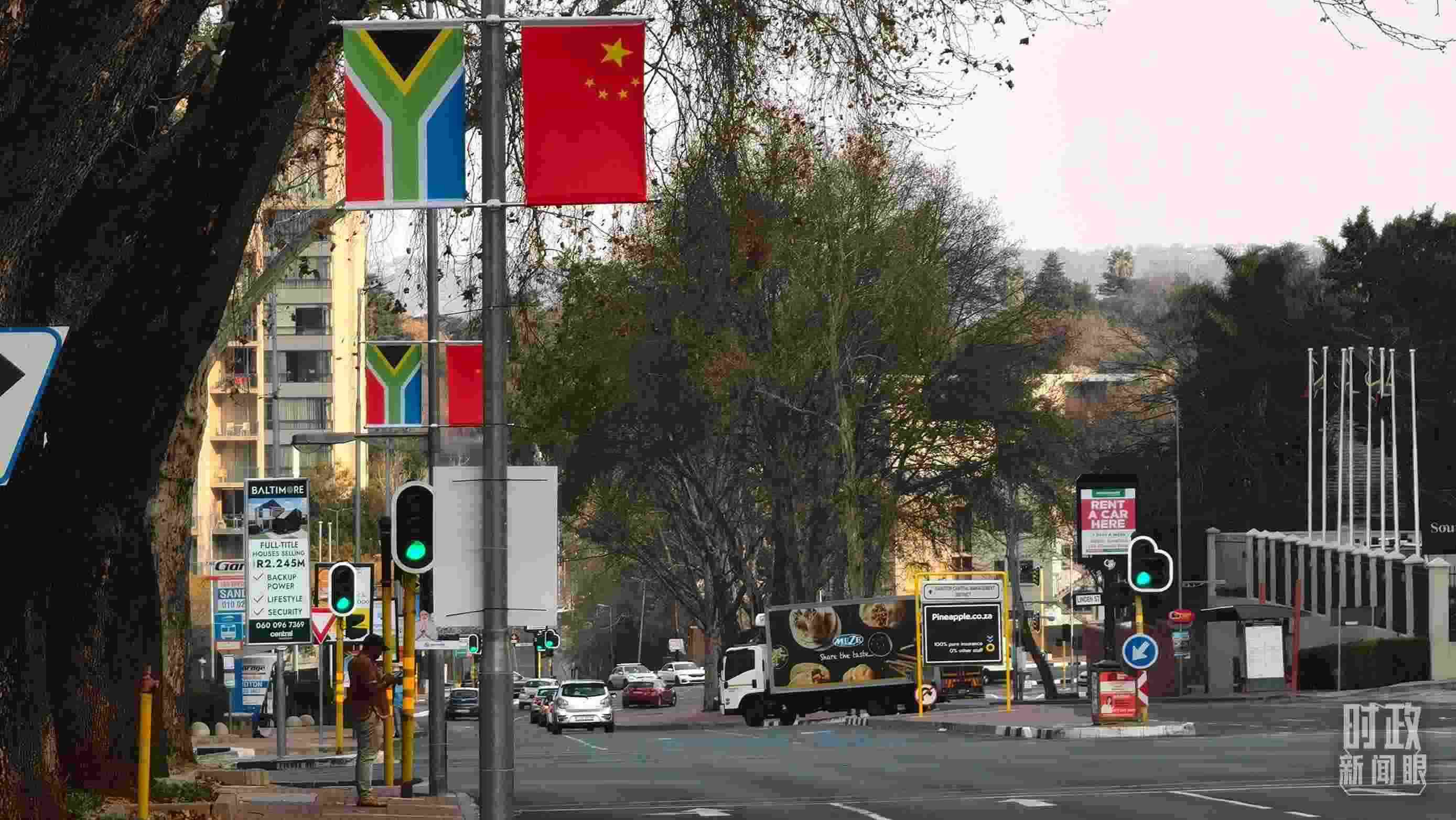 △約翰內(nèi)斯堡街道兩側(cè)懸掛的中國國旗。（總臺央視記者韓銳拍攝）