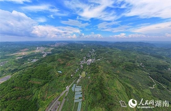 群山環(huán)抱的菖蒲塘村。 人民網(wǎng)記者 劉賓攝